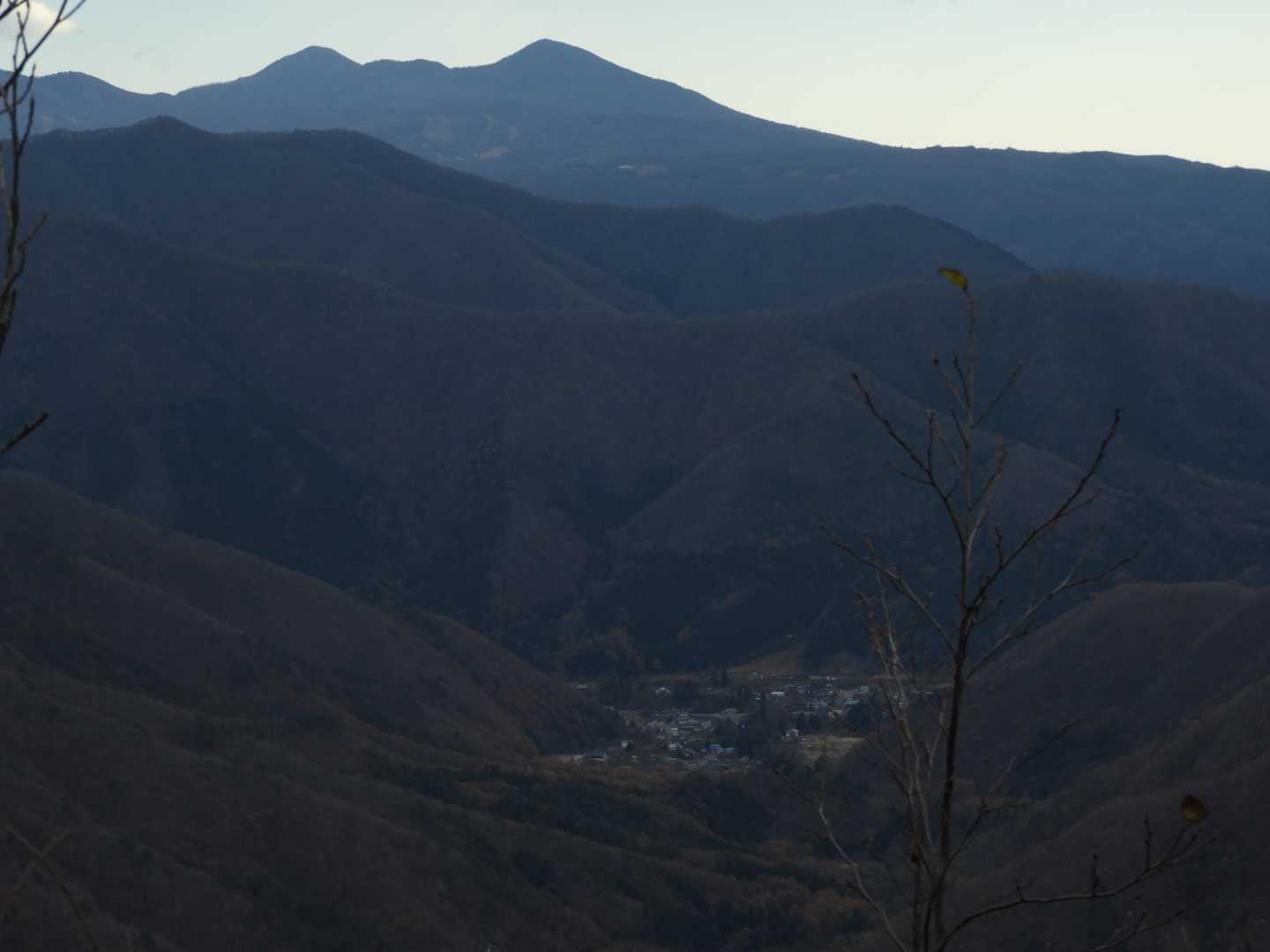 高原山と三依の集落、この辺から遠くの景色が見渡せるようになります。