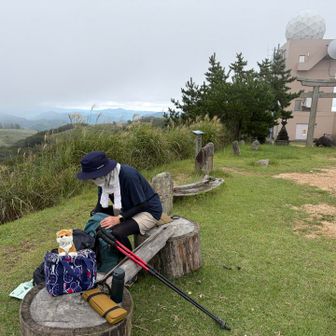 あいにくの天気ですが山頂の広場貸し切りで昼食です😋