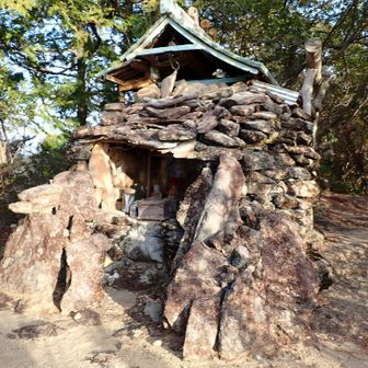 龍神山の三角点には小型要塞の様な八幡様があります。