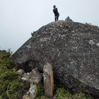 山頂の大岩を降りたところに神様はいるよ