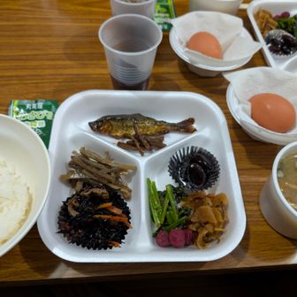 介山荘の朝食、美味い味噌汁に新鮮な生卵も嬉しい