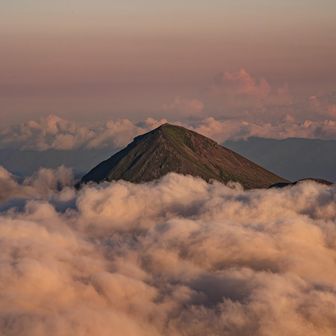 ひょっこり高千穂峰。