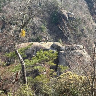 雌鉾に行こうとしたら複数名でロッククライミング🧗楽しんでらっしゃる真っ最中、お邪魔したくないので今回はご遠慮しました😆