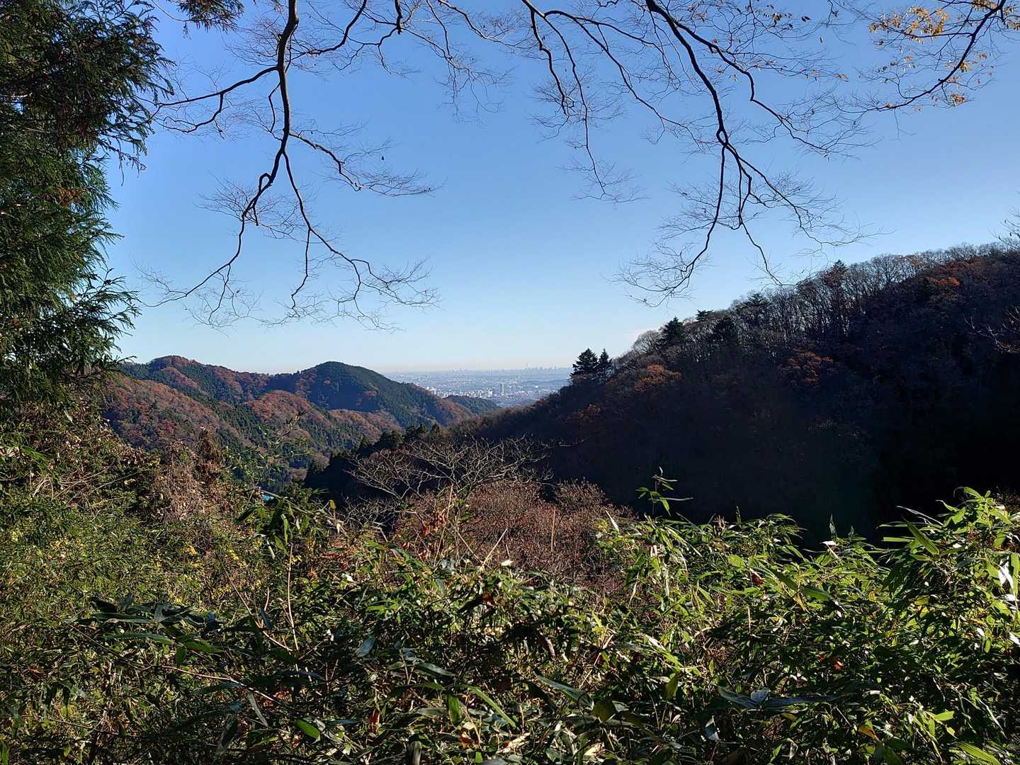 小仏峠に到着。小仏峠から都心の方向を眺める。