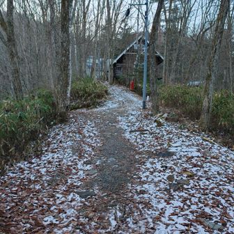とはいえ登山道も別荘の横を通っていく
