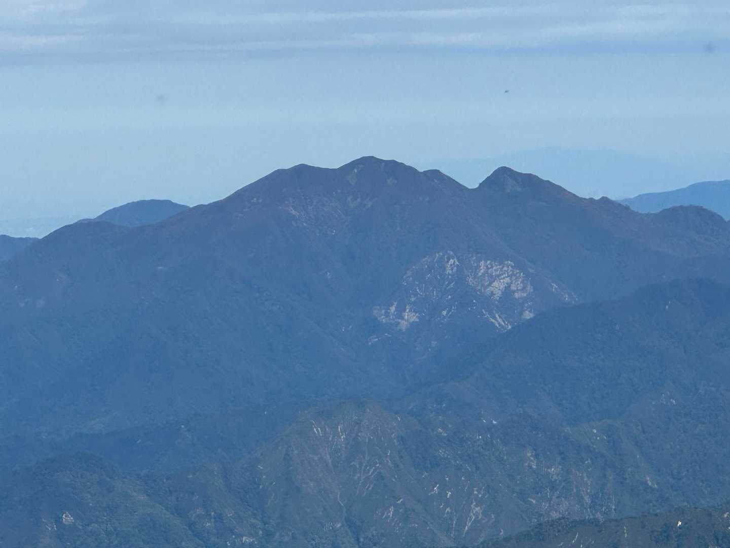粟ヶ岳がすぐ近くに見えます。