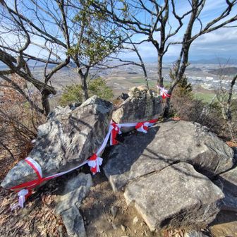 岩が神様だと紅白帯がつくんすね
この下にもたくさんこういった大岩がありました