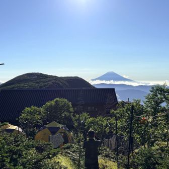 手前は光岳小屋。
イザルガ岳と富士山のコラボが素晴らしい👍