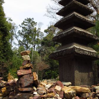 朝日山山頂の塔。ここから紅斉山を道なりで。林道のような広い道でした。途中で右折で山道に向かう。