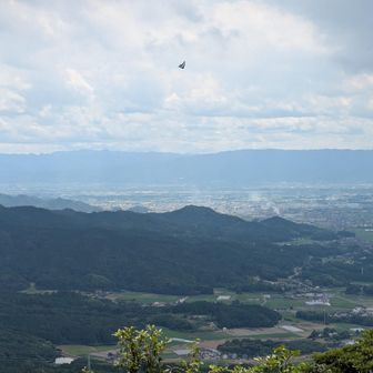 山頂から朝倉方面の眺望
あ　蝶々が映り込んでる。