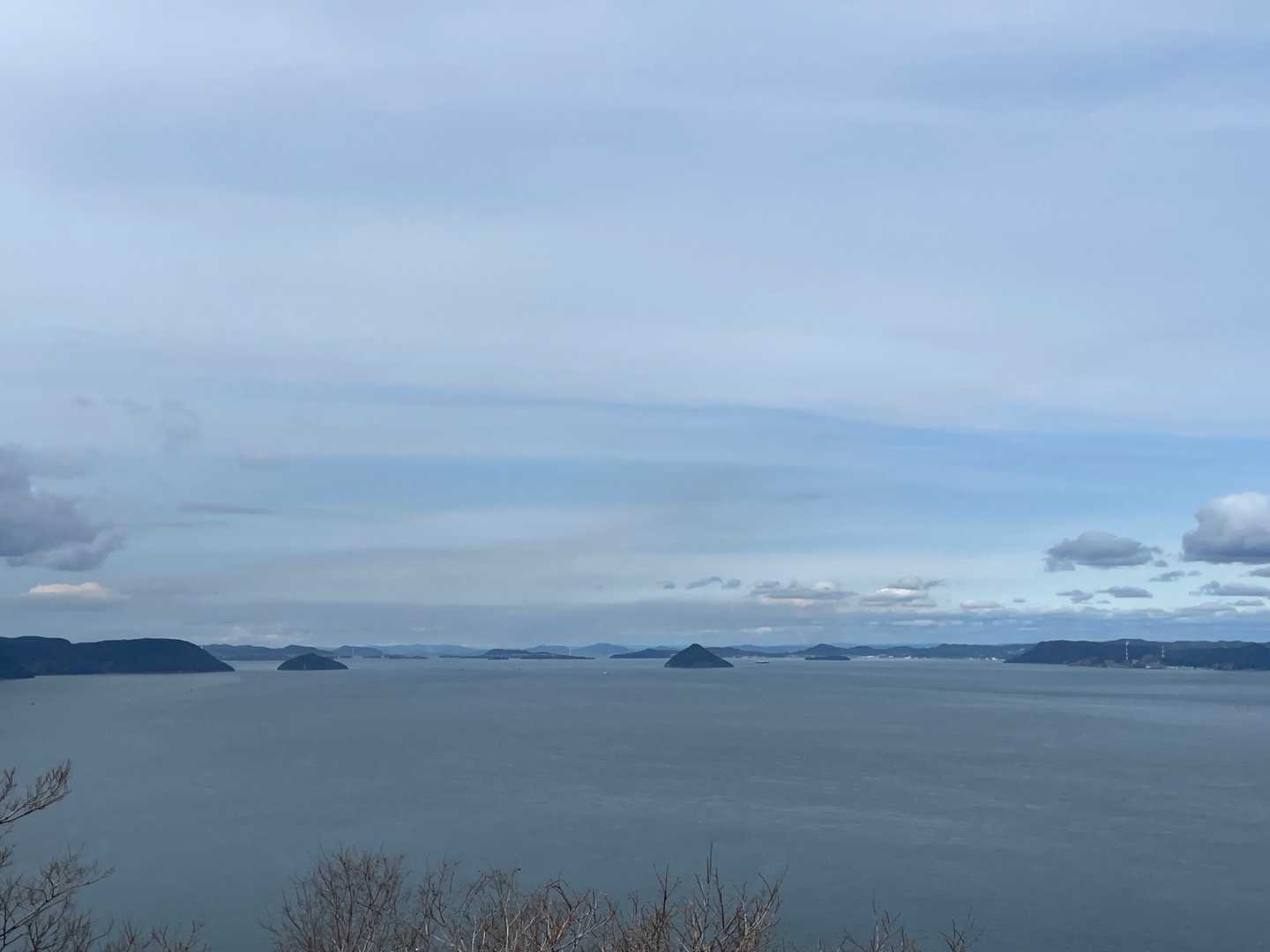 大槌、小槌の向こうに瀬戸大橋も見えます。