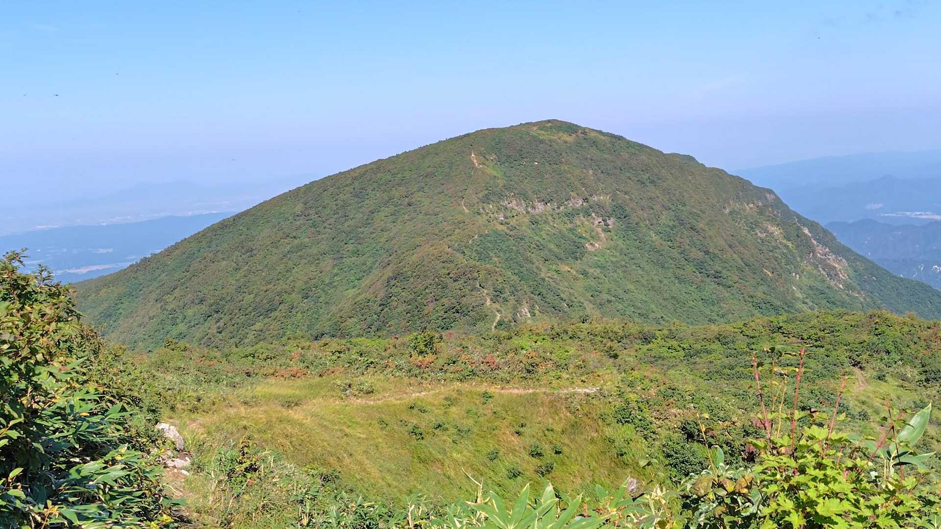 大岳
保久礼登山口から登ると、大岳を超えて下ってまた登り返す　私には無理です