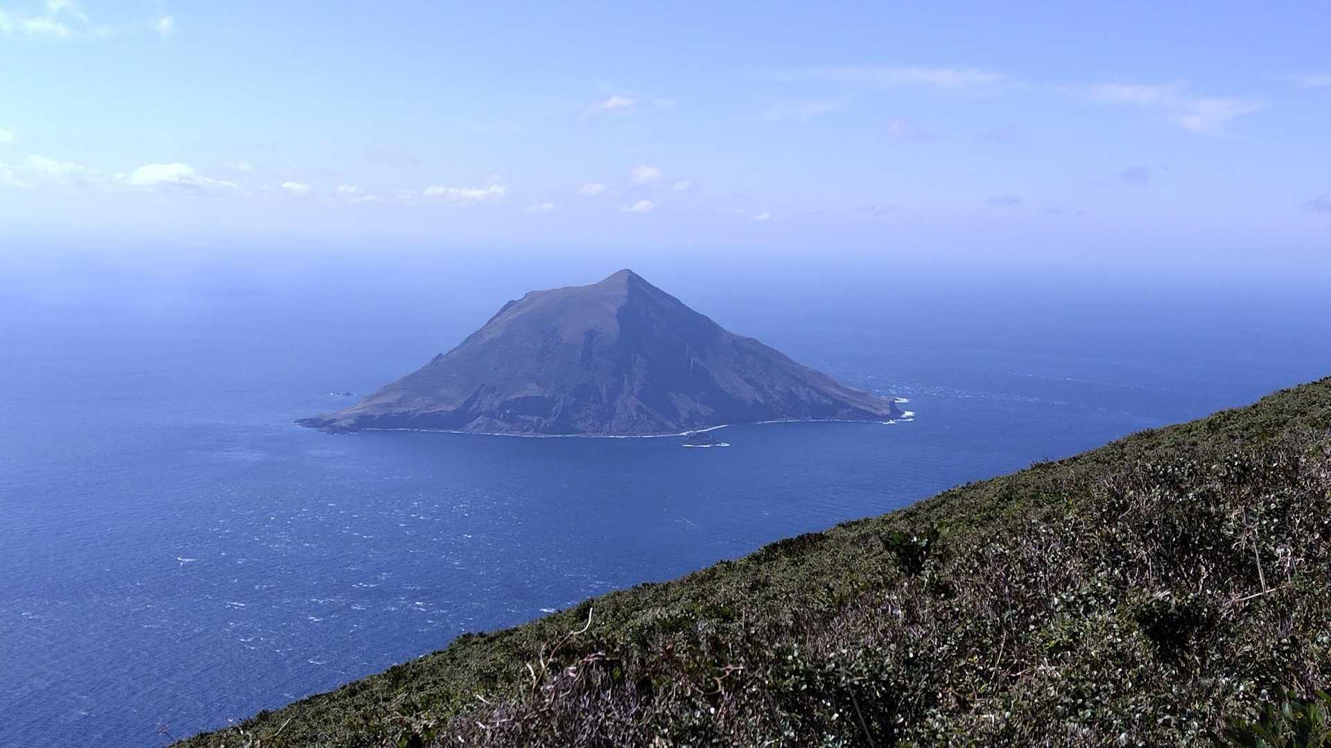 かっこいい形の小島です
昔は人が住んでいたらしいです