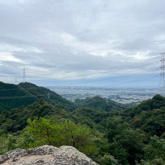 途中の眺望
中央やや左にＰＬの塔