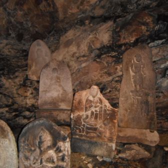 安置されている十五体の石仏群(部分)