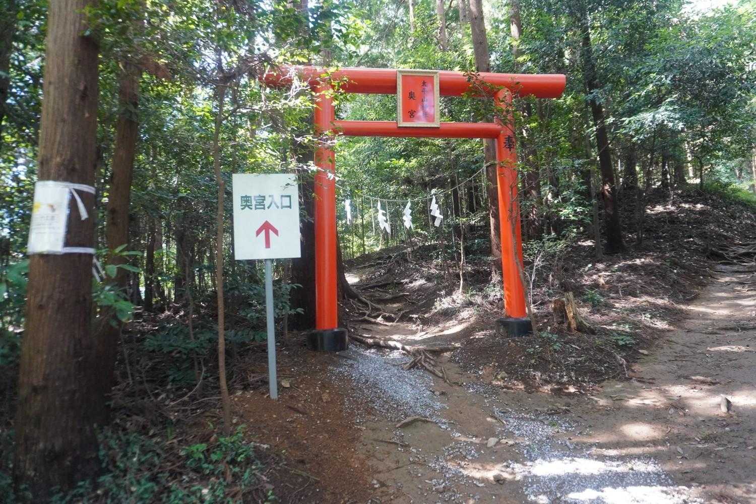 奥宮入口の赤鳥居