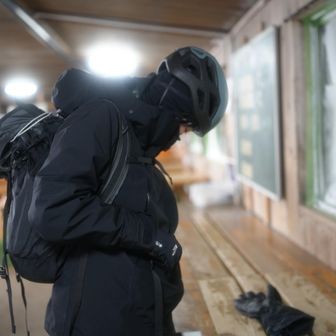 小屋内の鉄板部分でアイゼンをつけられるのもありがたい。この時期の稜線ではゆっくり準備してられません