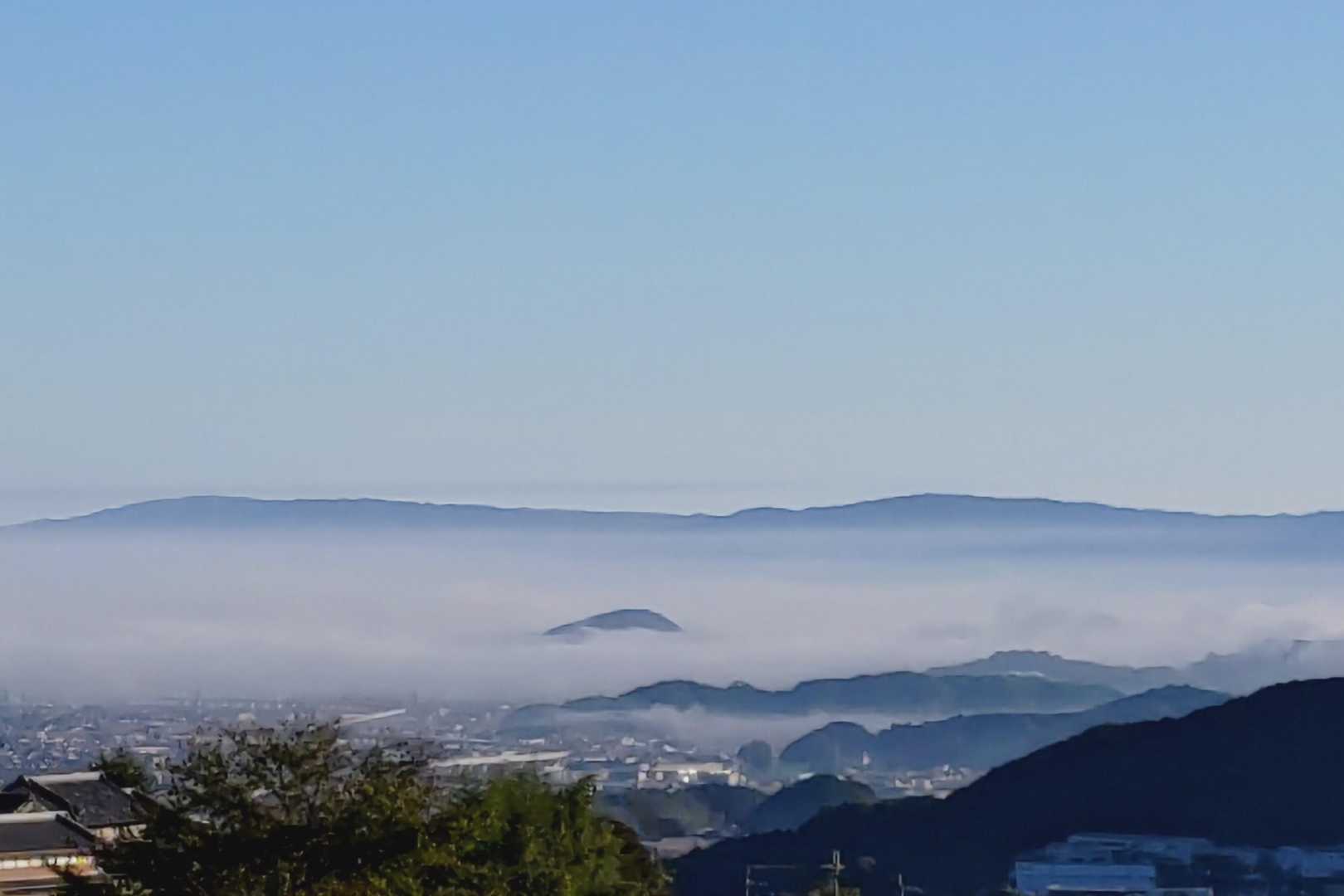 畝傍山も雲の中   クジラだ😄