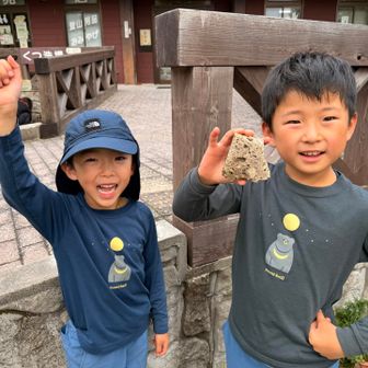 昨年6月にここに置いたスポンジボブ石🪨（ヒロ命名）を発見‼️
昨日出発時にも探しましたが、前回置いた石段の上に無かったので「残念❗️」と諦めていました💦
石段の下にありました🤩