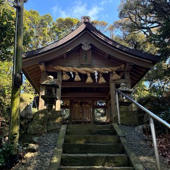 スゴく良い雰囲気　　
湍津(たぎつ)姫神が降臨された場所で　姫神の荒御魂をお祭りする大切な神社のようです