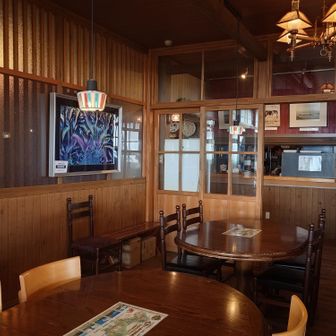 王ヶ頭ホテルまで引き返してきた。
カフェには、大正ロマンの趣が漂っていた。
そのフロアを抜け、ビーフシチューを手に屋外テラスへ。