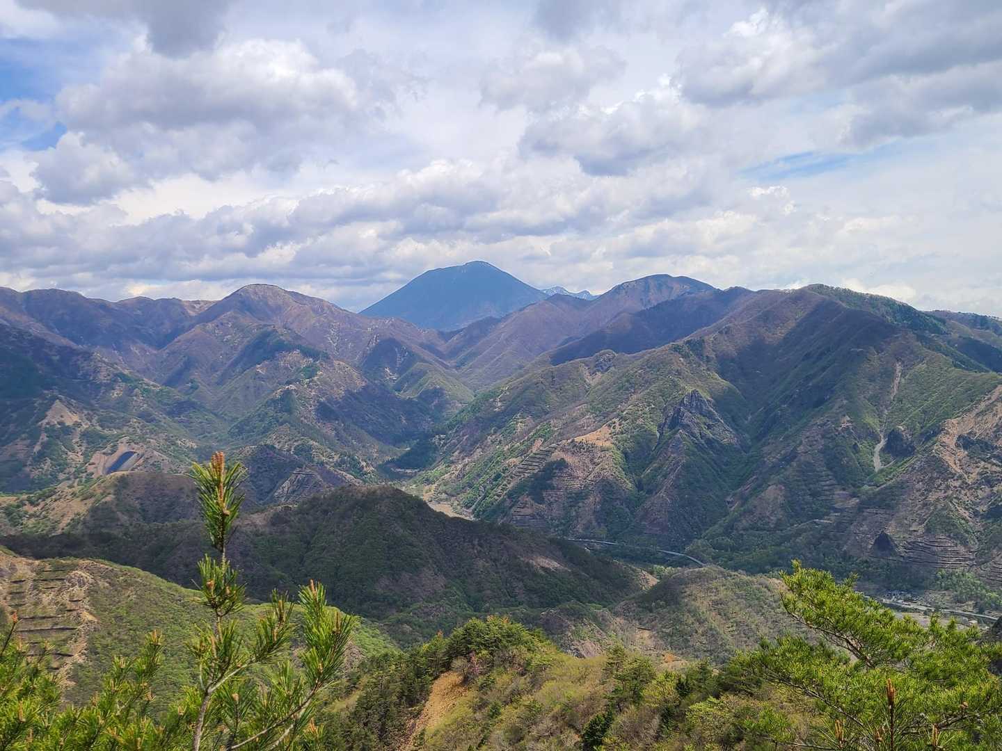 山頂着。良き眺め🎶
男体山がよく見えます
左右に社山と半月山