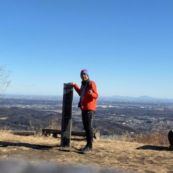今日のメインの弓立山山頂。426mと低い割には展望が良い。この山はハイカーが次々と登ってくる。知らなかったけど良い山だ。スマホ台があったので撮ってもらわず撮ってみる。この右には展望テラスもあり，都心やスカイツリーも見えた。