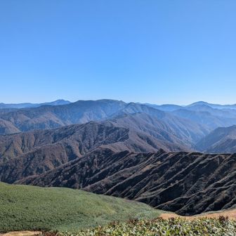 日本百名山、平ヶ岳に続く稜線。