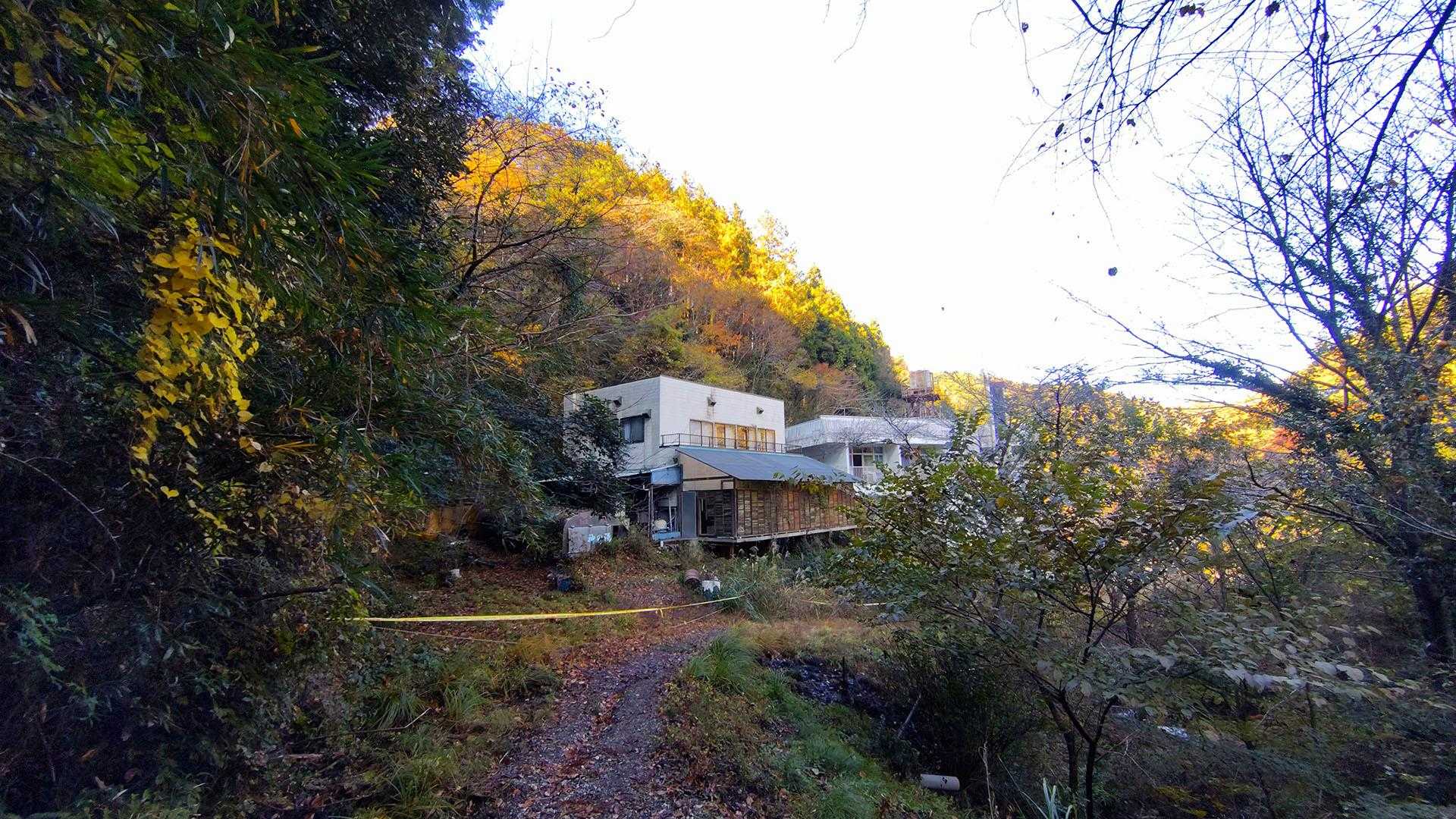 見覚えのある廃墟が見えて来ました。北鎌湖に到着です。
