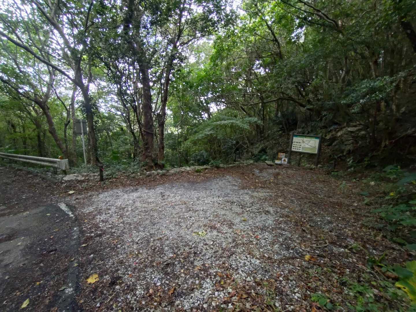 登山口のところに数台停められるスペースありました✨