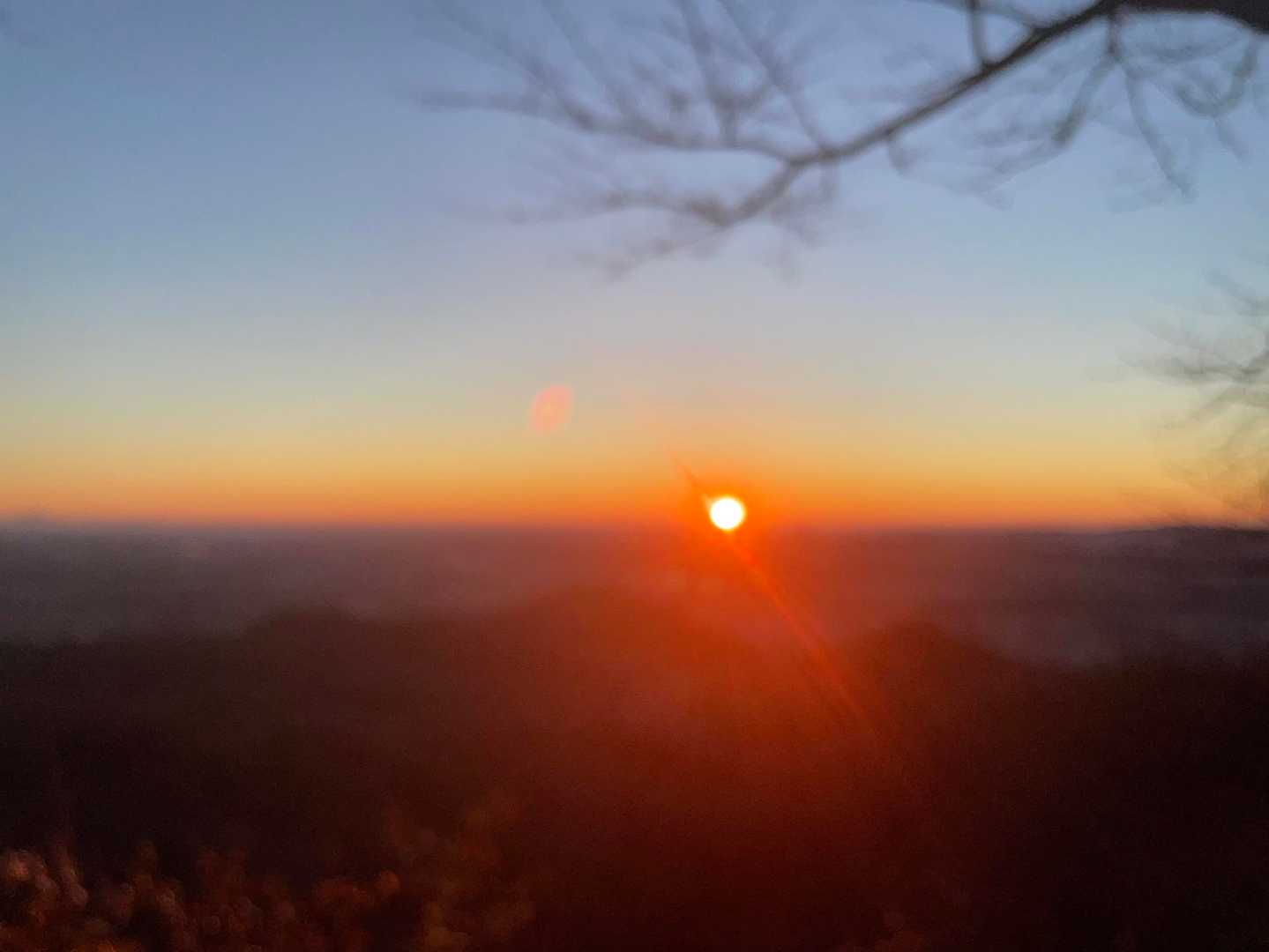 昇り始めたらあっという間。
寒かった空気がお日様にどんどん温められていく。
眩しすぎて✨お日様の方向に手をかざすと温かい。
お天道様パワーをいただきます。
