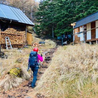 火山館。トイレ完備の無料休憩所です。トイレ利用は300円と少し高め