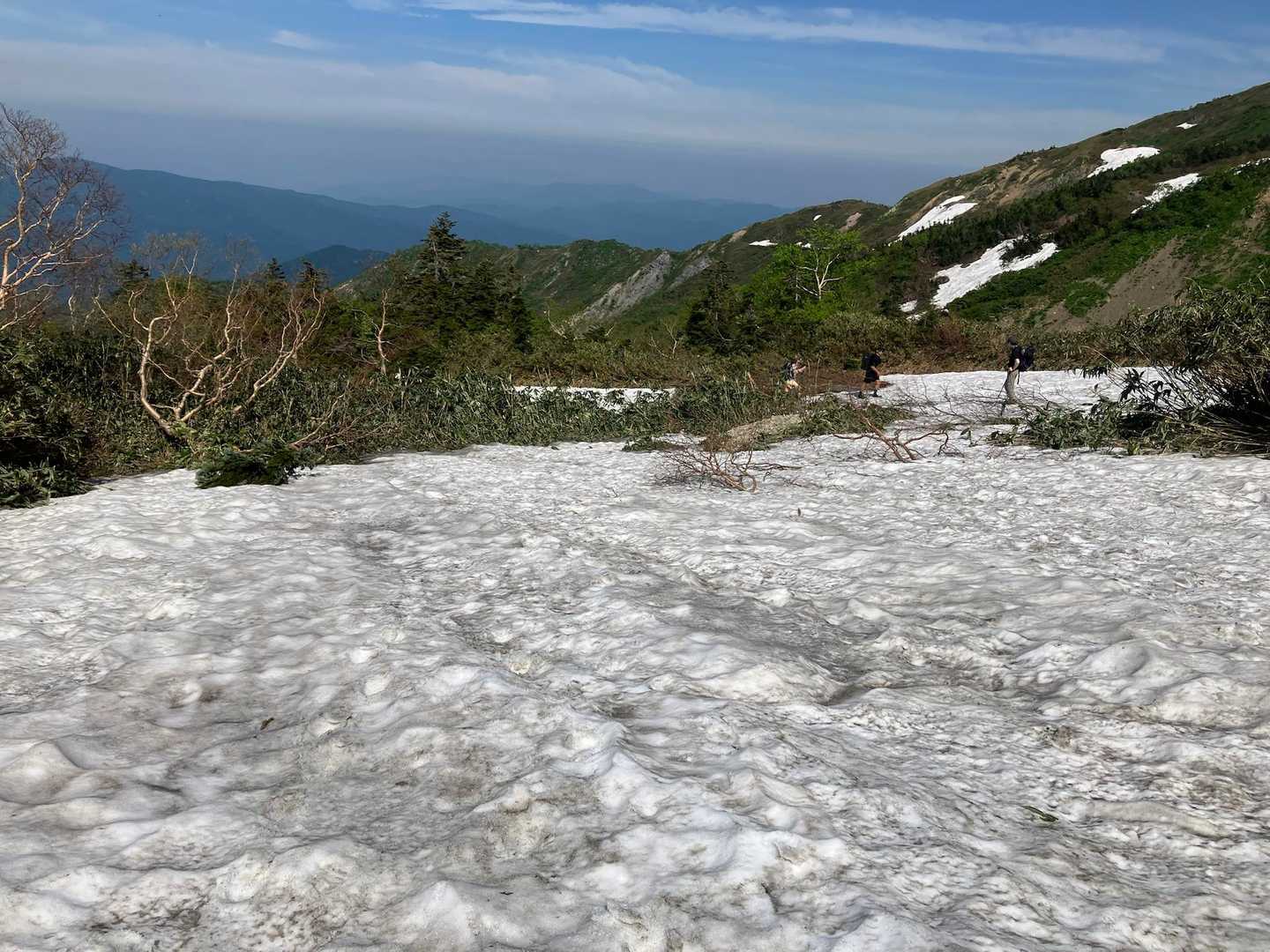 雪残ってる。滑るし凸凹で歩きにくい