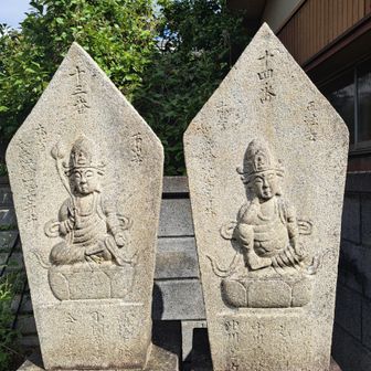 今日も峰山公園第3駐車場からスタート。切通峠に向かいます。
気温は30度。敢えて暑い時間から。

民家の入口に西国三十三ケ所の石仏２体。家を建てる前からこの場所にあったのでしょうか。
左側、十四番正法寺とあります。現在は十二番が正法寺。昔は数える順番が異なる時期もあったようです。