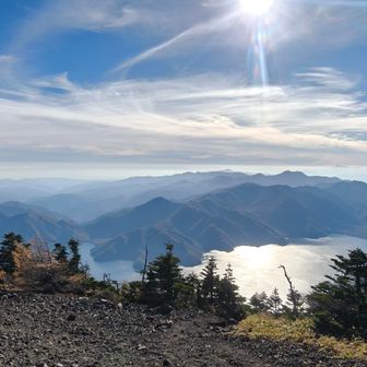 中禅寺湖、西陽に照らされ黄金色に輝いてます✨️