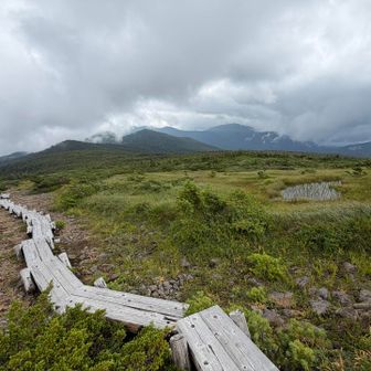 東大顚から少し東側に進むと家形山や一切経山方面の展望地、ここで休憩