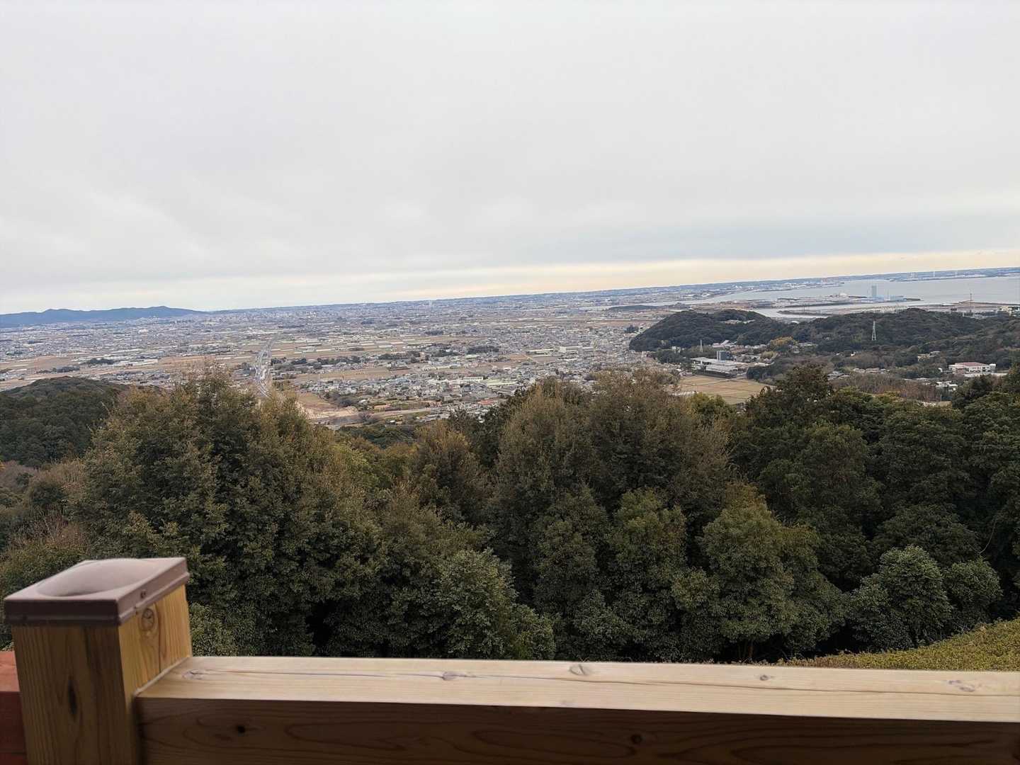海も街も山も見えます