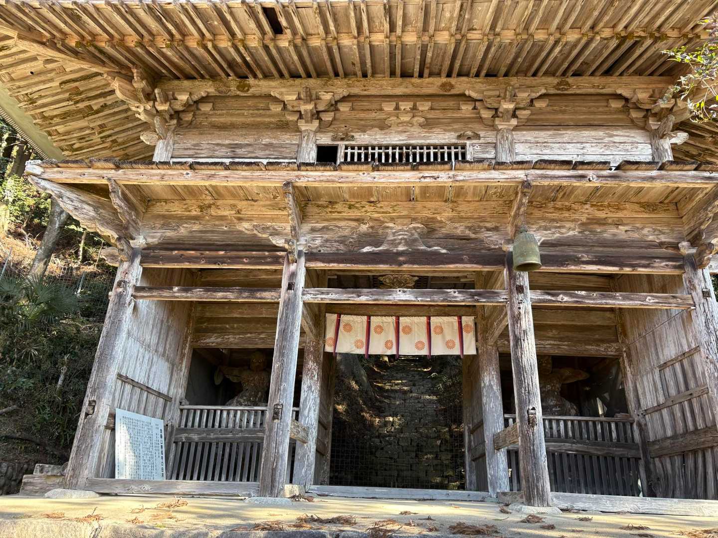 立派な仁王像があります