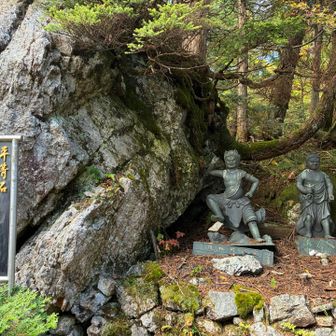 来た道を戻って、山頂へ向かいます