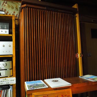 壁の一部かと思ったらスピーカーだった。ヘリで運んで入り口の扉を壊して運び入れたらしい。