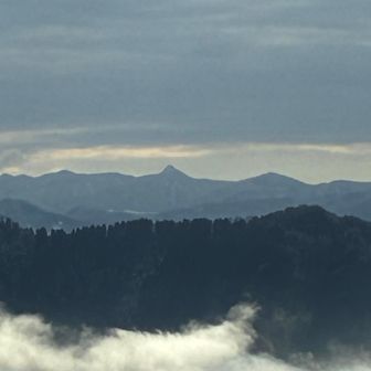 左の方！あれは冠山かな✨奥美濃のマッターホルン⛰️