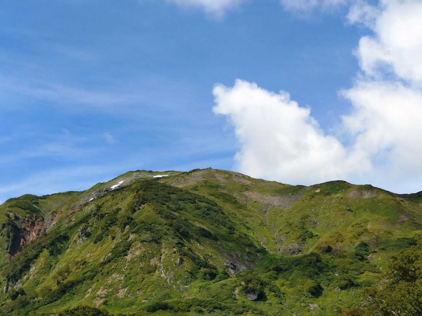 目指す朝日岳の山容が綺麗です❗