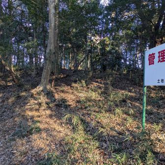 管理地の看板横に踏み跡あり。ここが田中山ピークに続く取付き口です。コチラを上がります。