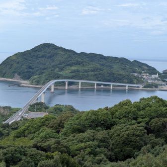 北西側の伊王島と伊王島大橋