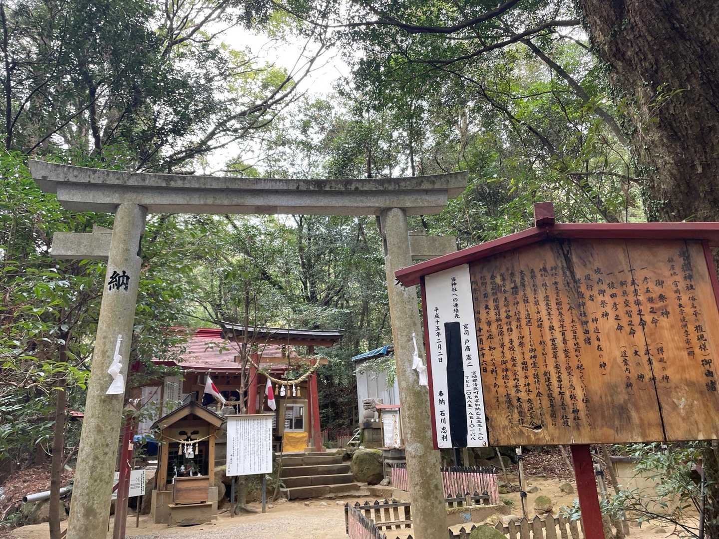 10分ほどで姥ヶ嶽神社到着
鳥居の真ん中が無くなっていて特徴的でした