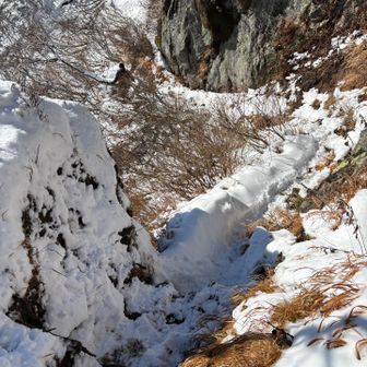 登山道こんな感じ、角度によって風がやみます。日が当たる場所は山頂でもぬちょぬちょ