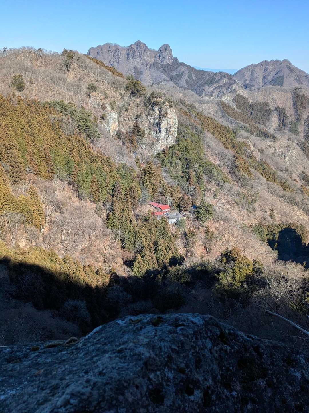 不動寺がはるか下に見える