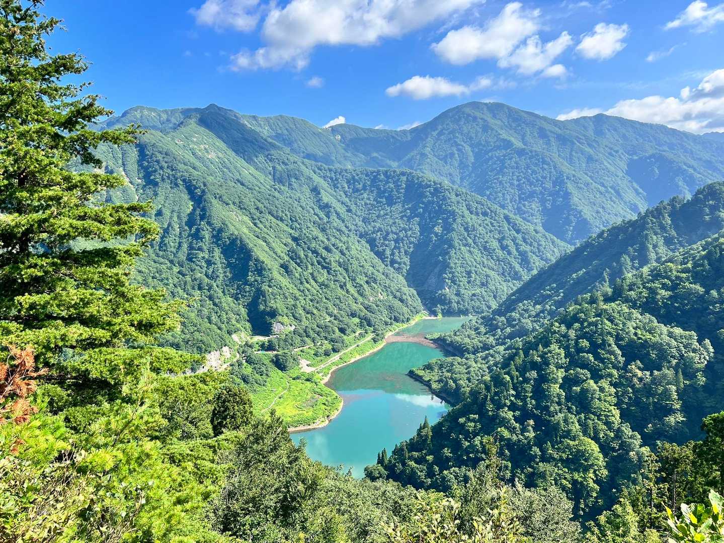 振り返ると加治川ダムと焼峰山から右奥の飯豊連峰北俣岳へ連なる峰々が圧巻です