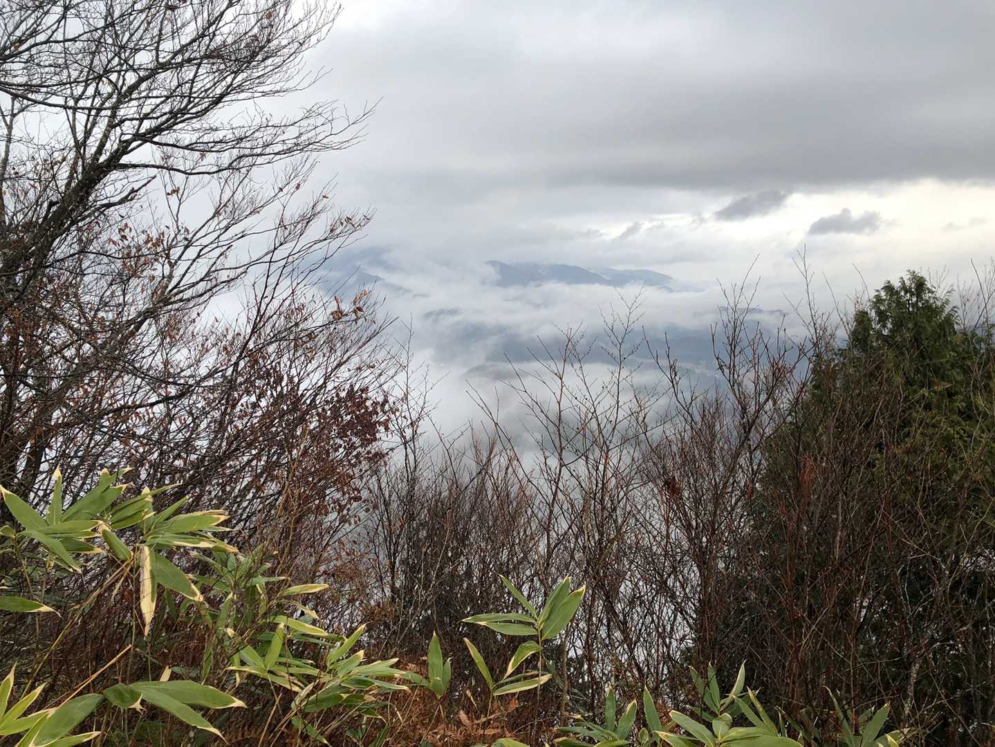 山頂直下の祠からの景色、雲に包まれどこがどこたか