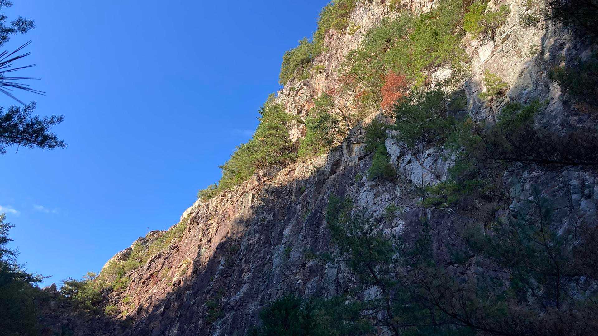 すごい迫力の岩壁